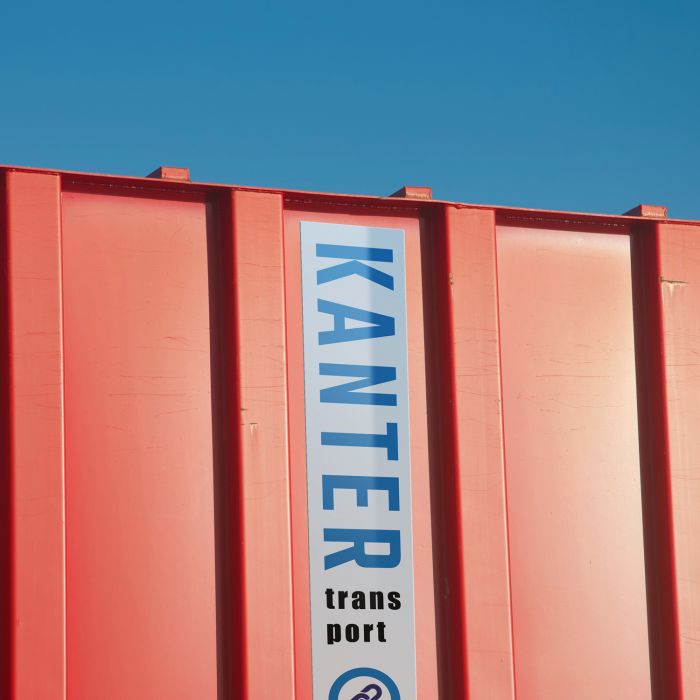 slagvaste sticker op zee container